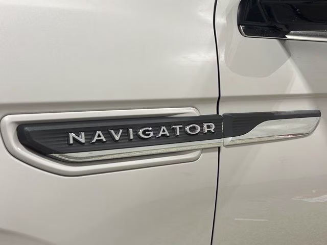 2024 Ceramic Pearl Metallic Tri-Coat Lincoln Navigator L Reserve 4X4 SUV