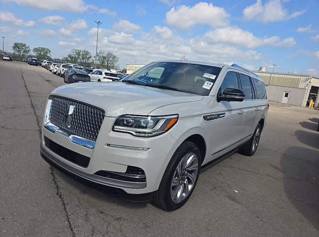 2024 Pearl Metallic Lincoln Navigator L Reserve 4X4 SUV