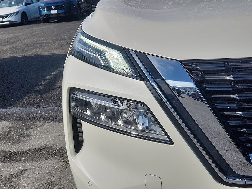 2023 Pearl White Tricoat/Super Black Nissan Rogue Platinum AWD SUV