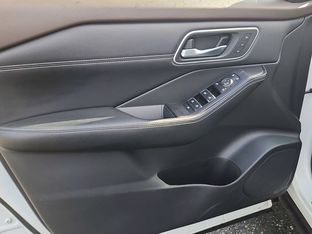 2023 Pearl White Tricoat/Super Black Nissan Rogue Platinum AWD SUV