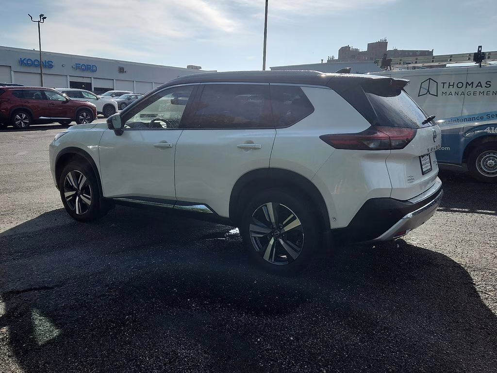 2023 Pearl White Tricoat/Super Black Nissan Rogue Platinum AWD SUV