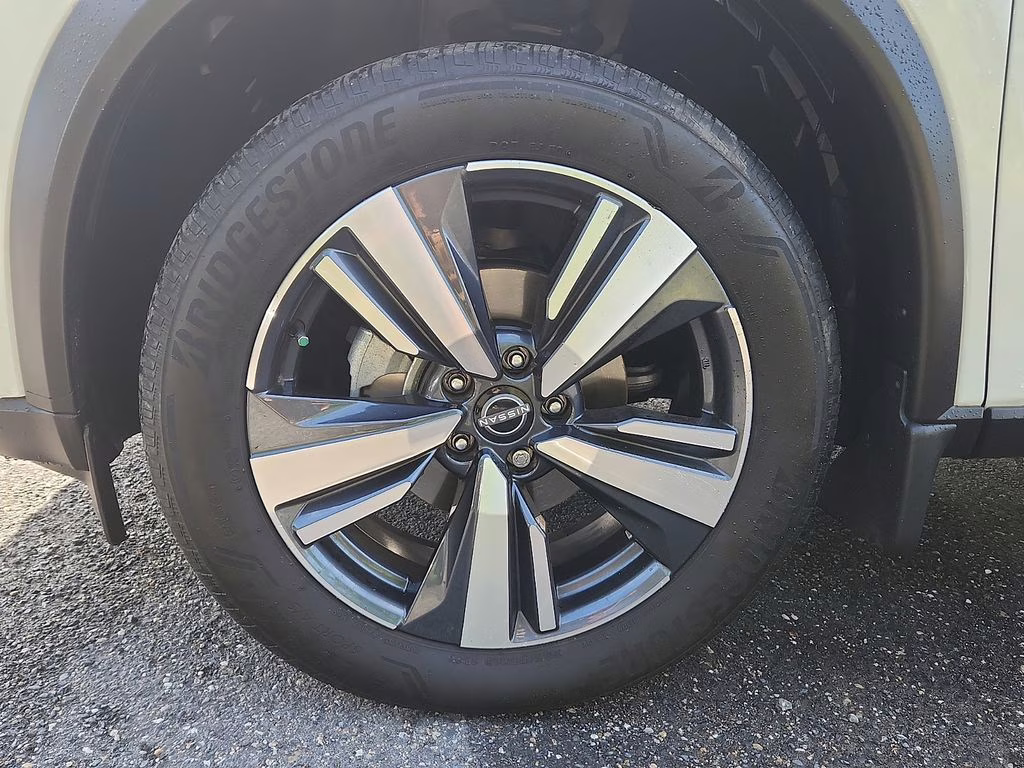 2023 Pearl White Tricoat/Super Black Nissan Rogue Platinum AWD SUV