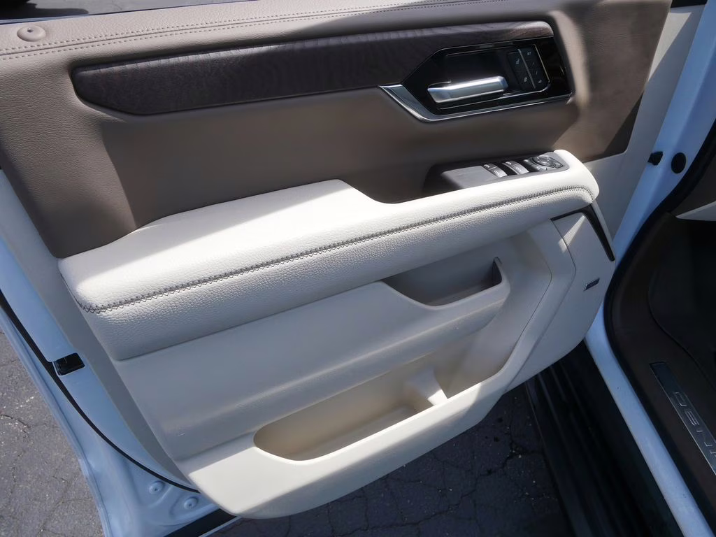 2025 White Frost Tricoat GMC Yukon XL Denali 4X4 SUV