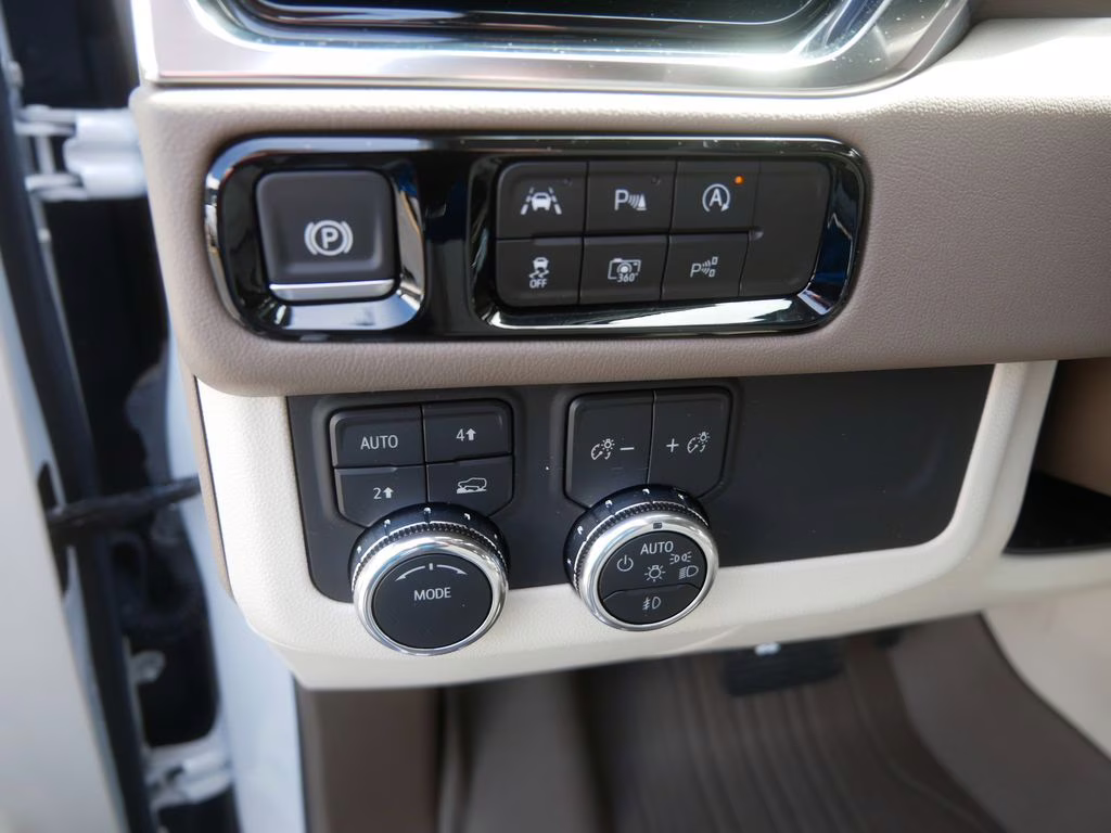 2025 White Frost Tricoat GMC Yukon XL Denali 4X4 SUV