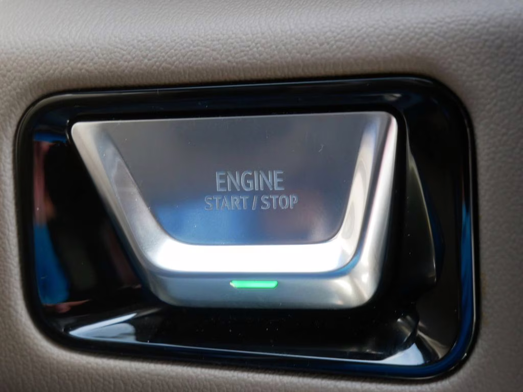 2025 White Frost Tricoat GMC Yukon XL Denali 4X4 SUV