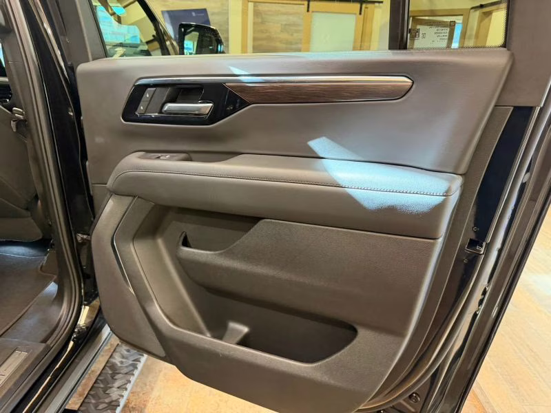 2025 Chevrolet Suburban Z71 Sport Utility 4D 4X4