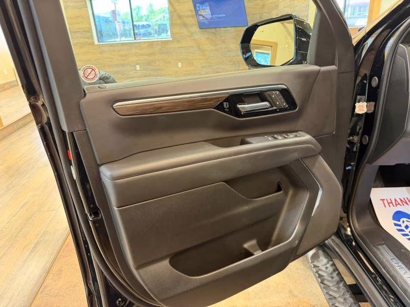 2025 Chevrolet Suburban Z71 Sport Utility 4D 4X4