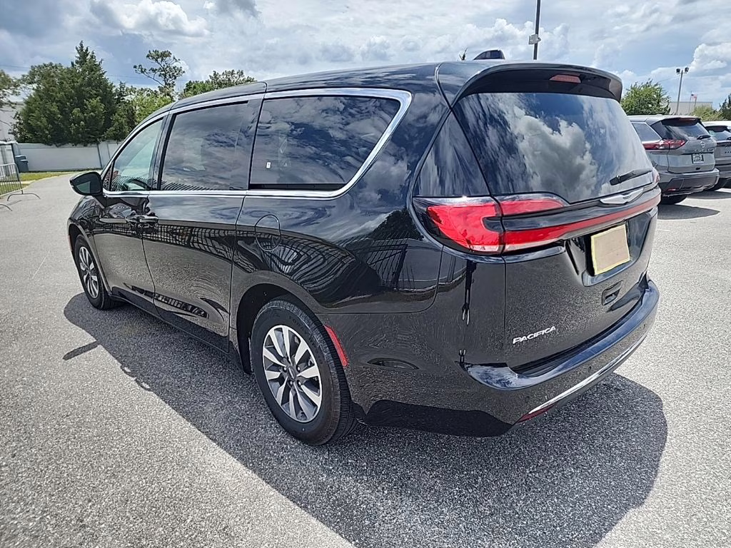 2023 Brilliant Black Crystal Pearlcoat Chrysler Pacifica Hybrid Touring L FWD Van