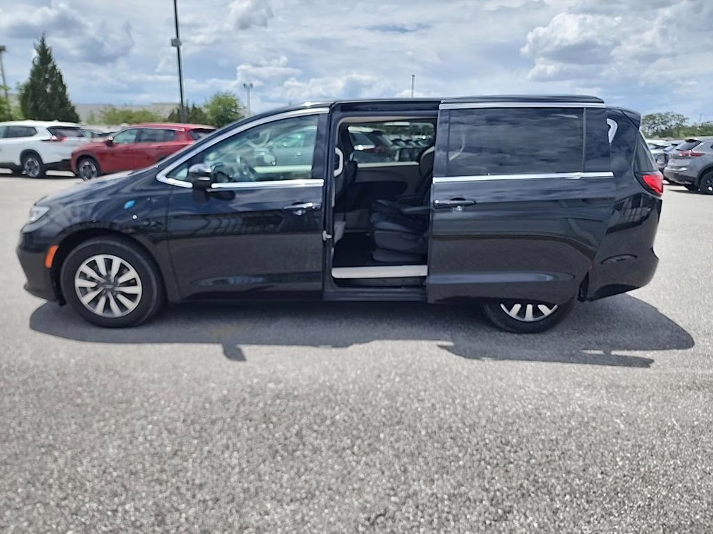 2023 Brilliant Black Crystal Pearlcoat Chrysler Pacifica Hybrid Touring L FWD Van