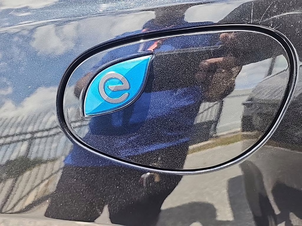 2023 Brilliant Black Crystal Pearlcoat Chrysler Pacifica Hybrid Touring L FWD Van