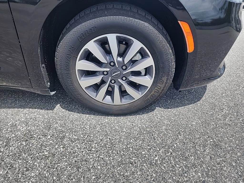 2023 Brilliant Black Crystal Pearlcoat Chrysler Pacifica Hybrid Touring L FWD Van