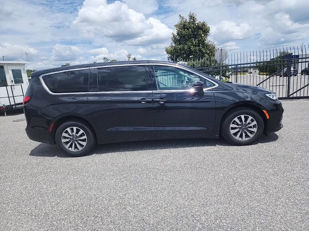 2023 Brilliant Black Crystal Pearlcoat Chrysler Pacifica Hybrid Touring L FWD Van