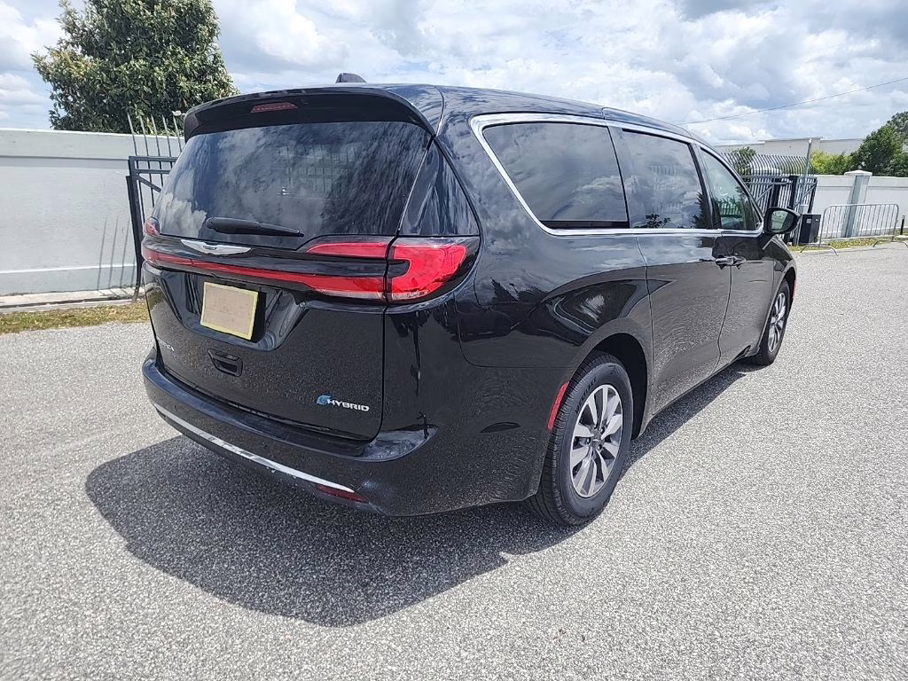 2023 Brilliant Black Crystal Pearlcoat Chrysler Pacifica Hybrid Touring L FWD Van