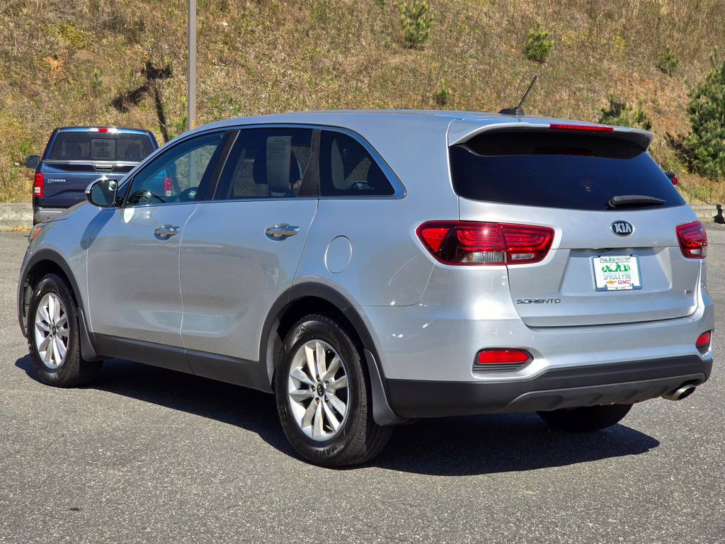 2019 Sparkling Silver Kia Sorento L FWD SUV