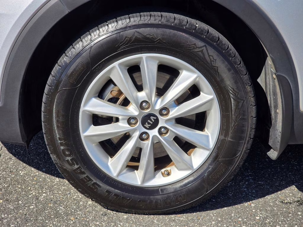 2019 Sparkling Silver Kia Sorento L FWD SUV