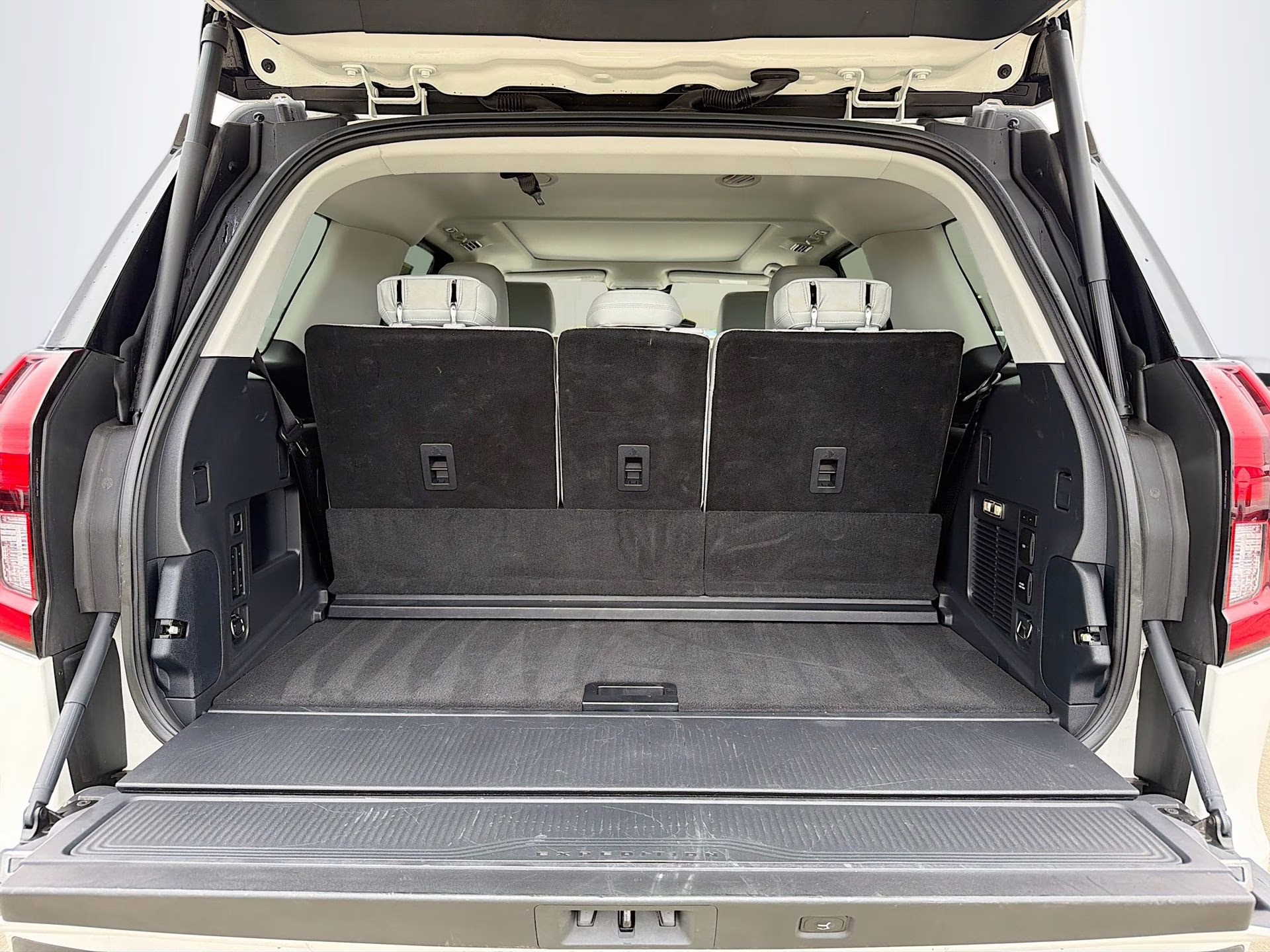 2025 Star White Metallic Tri-Coat Ford Expedition Platinum 4X4 SUV