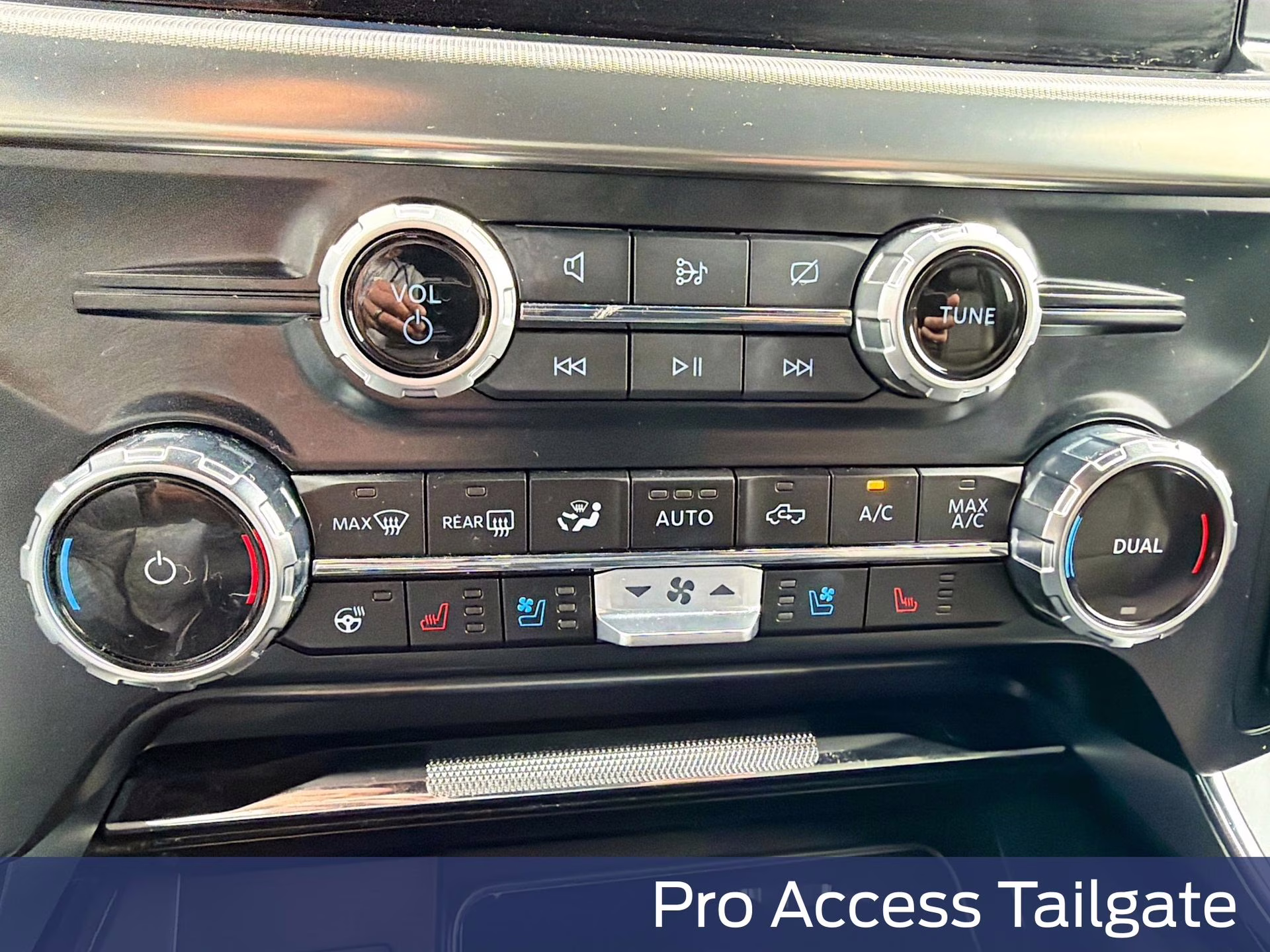 2024 Agate Black Metallic Ford F-150 Lariat 4X4 Truck