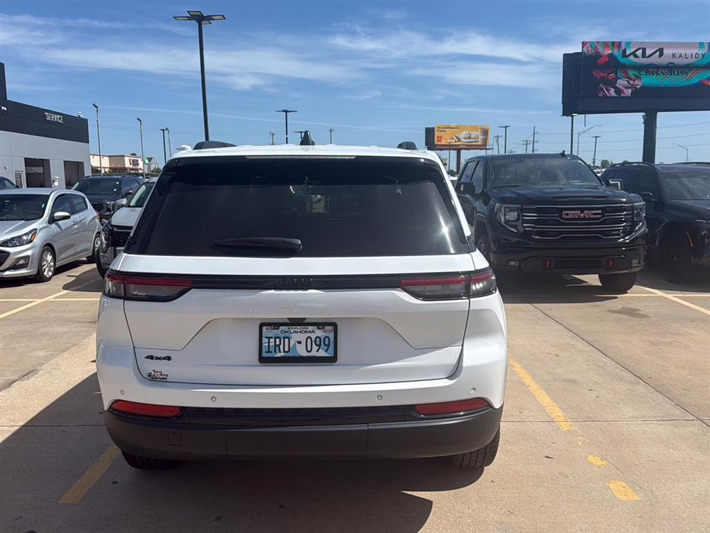 2024 Bright White Clearcoat Jeep Grand Cherokee Altitude X 4X4 SUV