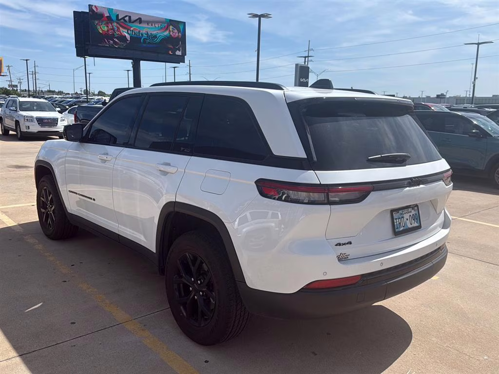 2024 Bright White Clearcoat Jeep Grand Cherokee Altitude X 4X4 SUV