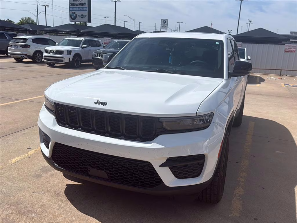 2024 Bright White Clearcoat Jeep Grand Cherokee Altitude X 4X4 SUV