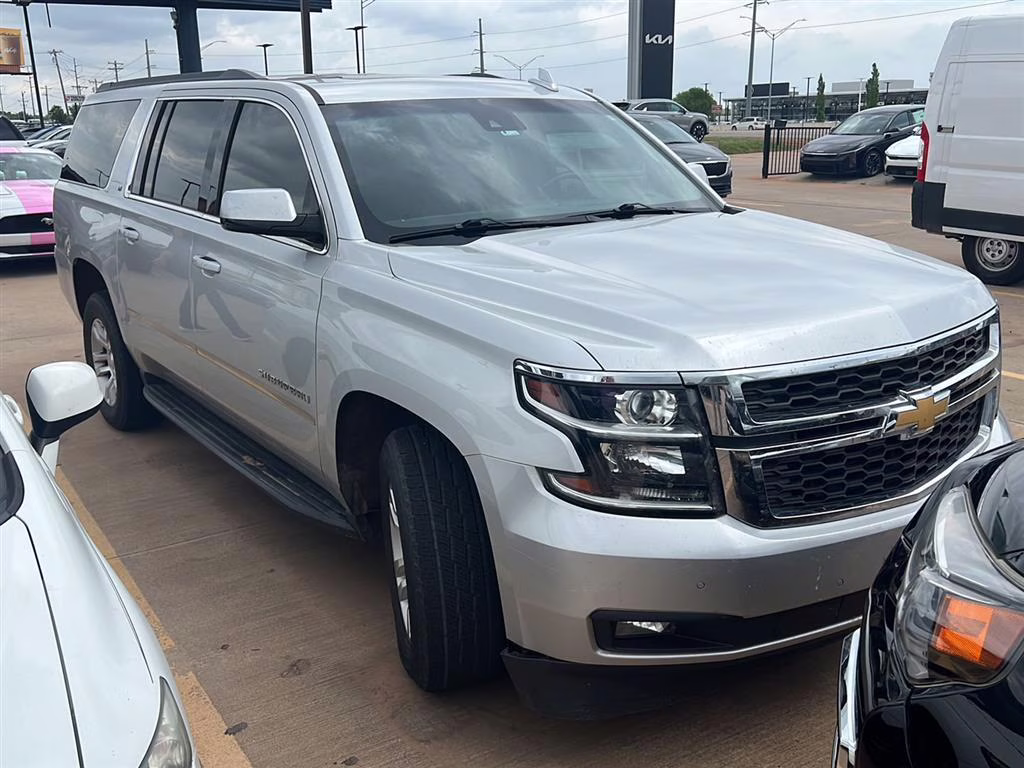 2017 Silver Ice Metallic Chevrolet Suburban LT RWD SUV