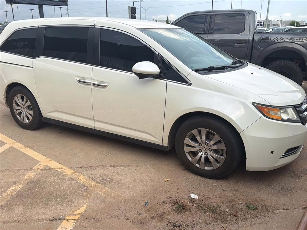 2016 White Diamond Pearl Honda Odyssey SE FWD Van