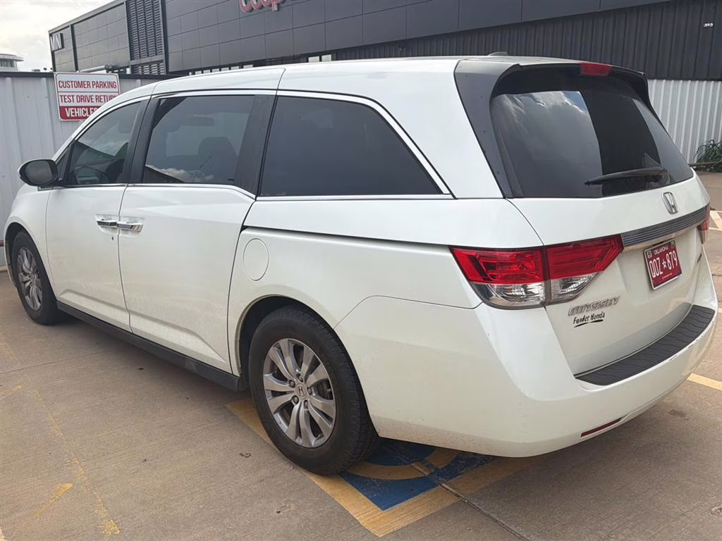 2016 White Diamond Pearl Honda Odyssey SE FWD Van
