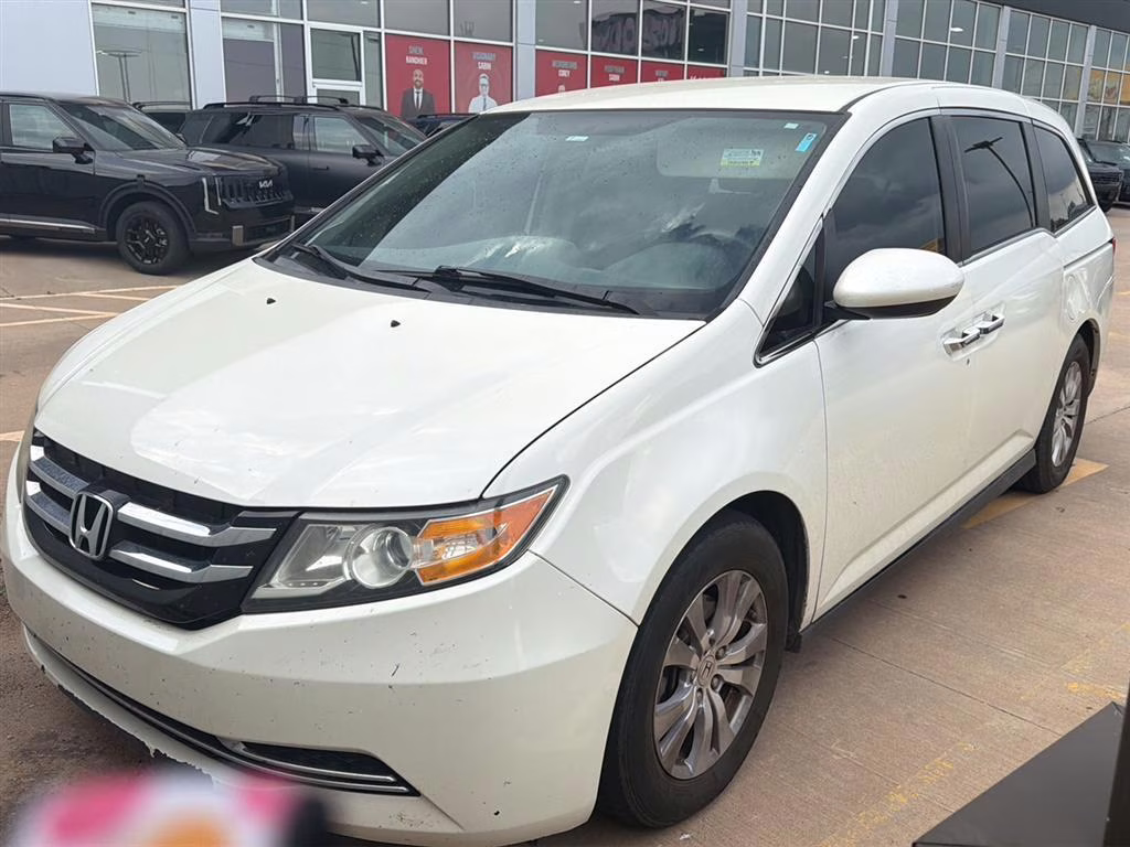 2016 White Diamond Pearl Honda Odyssey SE FWD Van