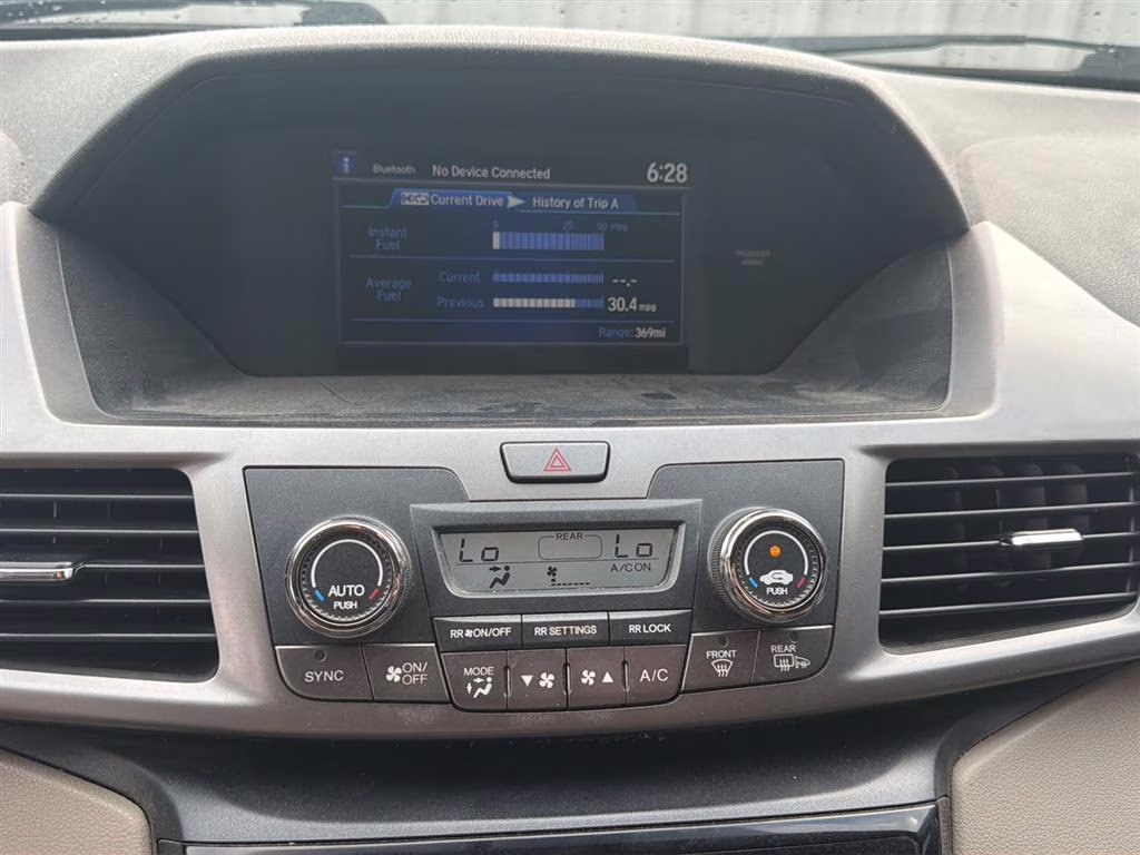 2016 White Diamond Pearl Honda Odyssey SE FWD Van