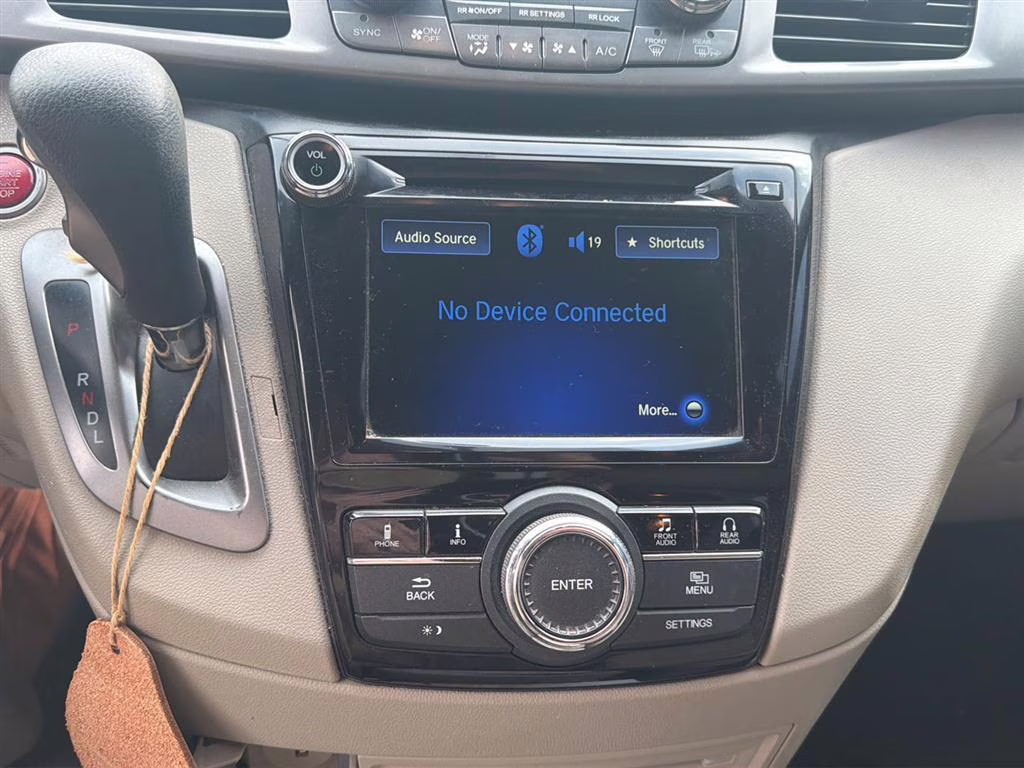 2016 White Diamond Pearl Honda Odyssey SE FWD Van