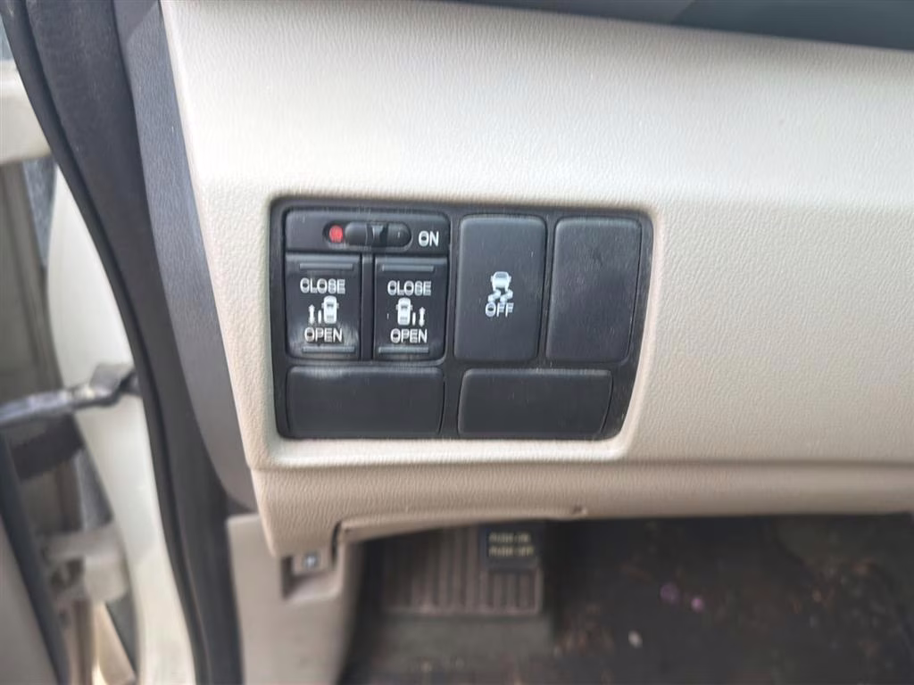 2016 White Diamond Pearl Honda Odyssey SE FWD Van