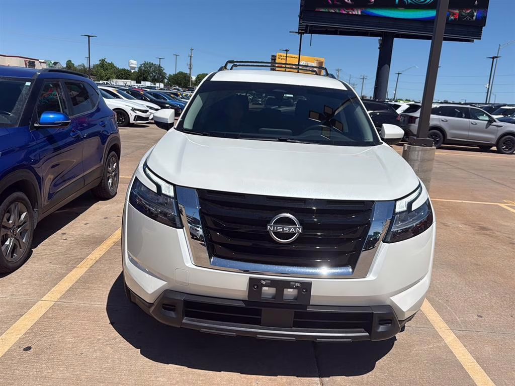 2022 Pearl White Tricoat Nissan Pathfinder SV 4X4 SUV