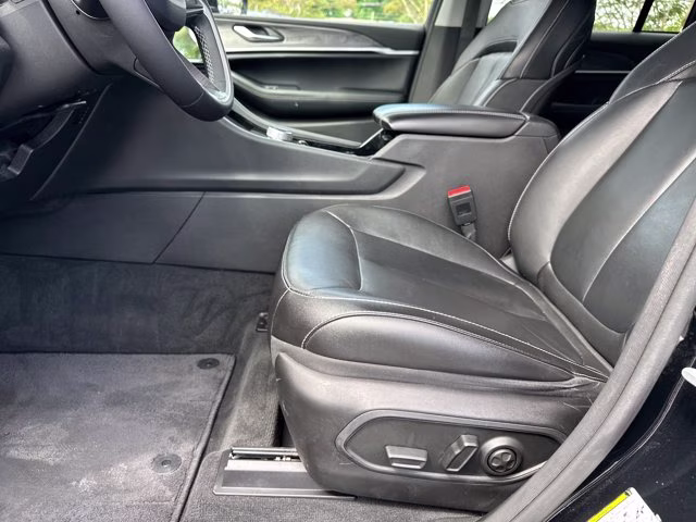 2023 Diamond Black Crystal Pearlcoat Jeep Grand Cherokee Limited 4X4 SUV