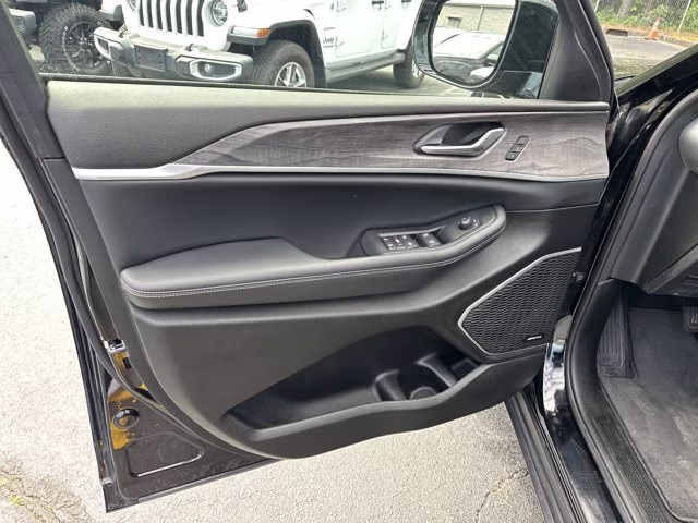 2023 Diamond Black Crystal Pearlcoat Jeep Grand Cherokee Limited 4X4 SUV