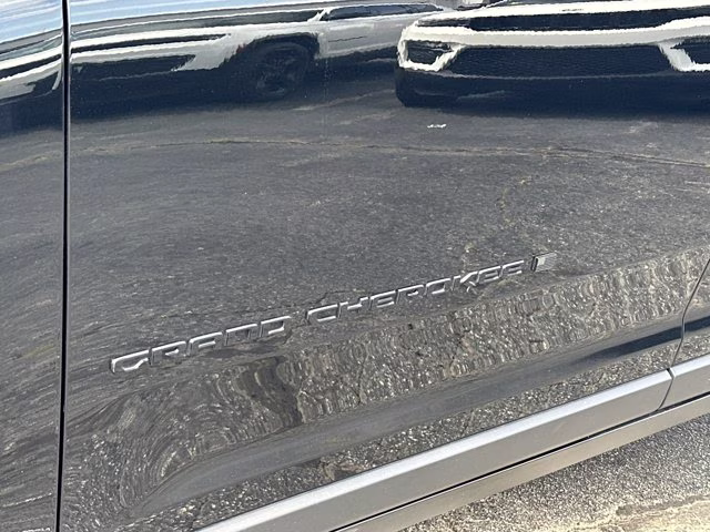 2023 Diamond Black Crystal Pearlcoat Jeep Grand Cherokee Limited 4X4 SUV