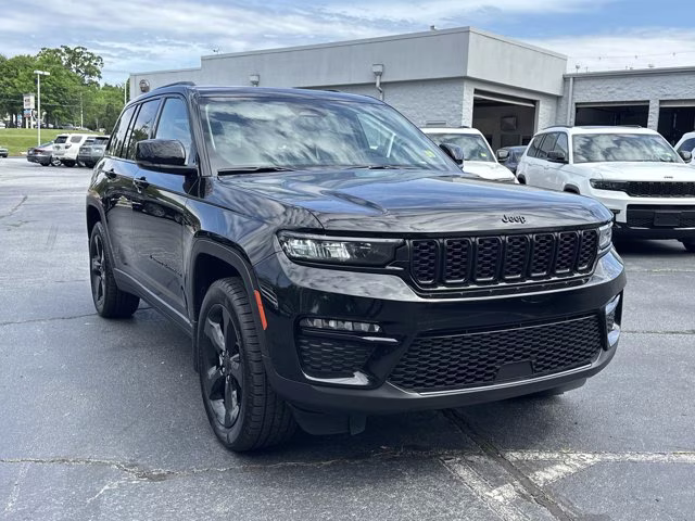 2023 Diamond Black Crystal Pearlcoat Jeep Grand Cherokee Limited 4X4 SUV