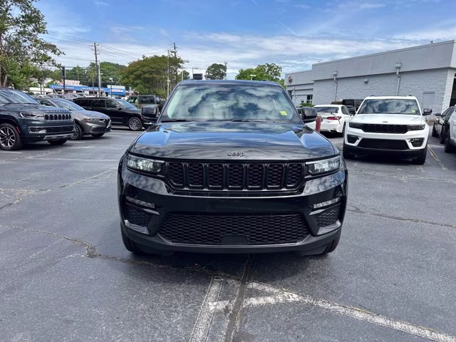 2023 Diamond Black Crystal Pearlcoat Jeep Grand Cherokee Limited 4X4 SUV