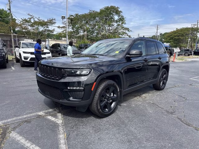 2023 Diamond Black Crystal Pearlcoat Jeep Grand Cherokee Limited 4X4 SUV