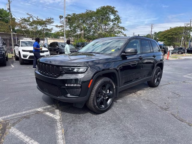 2023 Diamond Black Crystal Pearlcoat Jeep Grand Cherokee Limited 4X4 SUV