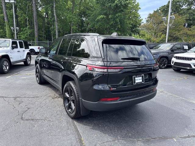 2023 Diamond Black Crystal Pearlcoat Jeep Grand Cherokee Limited 4X4 SUV
