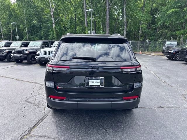 2023 Diamond Black Crystal Pearlcoat Jeep Grand Cherokee Limited 4X4 SUV