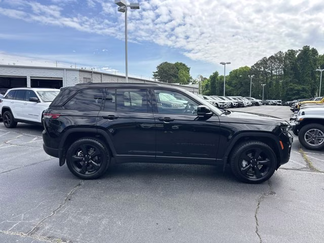 2023 Diamond Black Crystal Pearlcoat Jeep Grand Cherokee Limited 4X4 SUV
