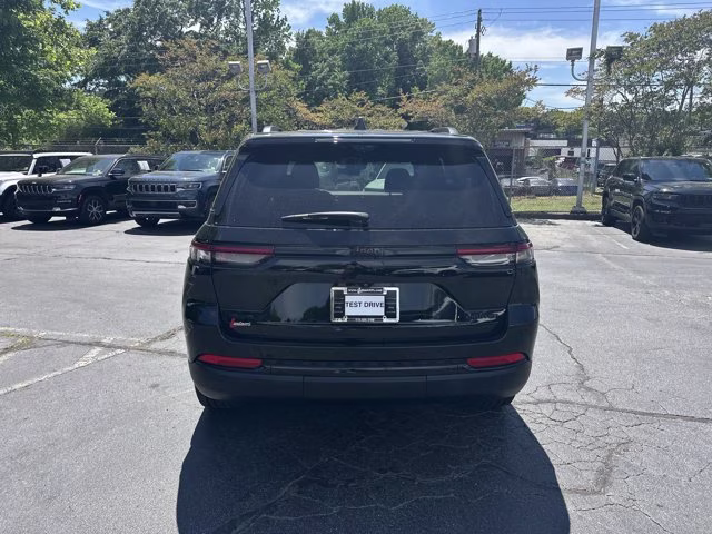 2024 Diamond Black Crystal Pearlcoat Jeep Grand Cherokee Limited 4X4 SUV