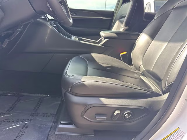 2024 Bright White Clearcoat Jeep Grand Cherokee Limited 4X4 SUV