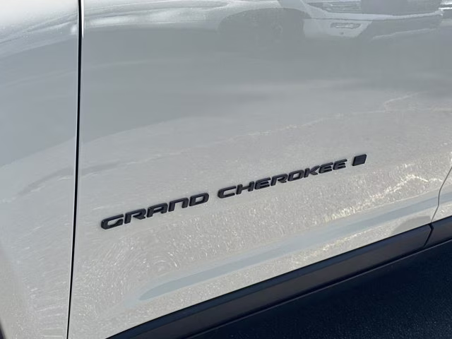 2024 Bright White Clearcoat Jeep Grand Cherokee Limited 4X4 SUV