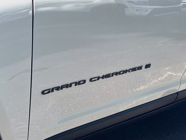 2024 Bright White Clearcoat Jeep Grand Cherokee Limited 4X4 SUV