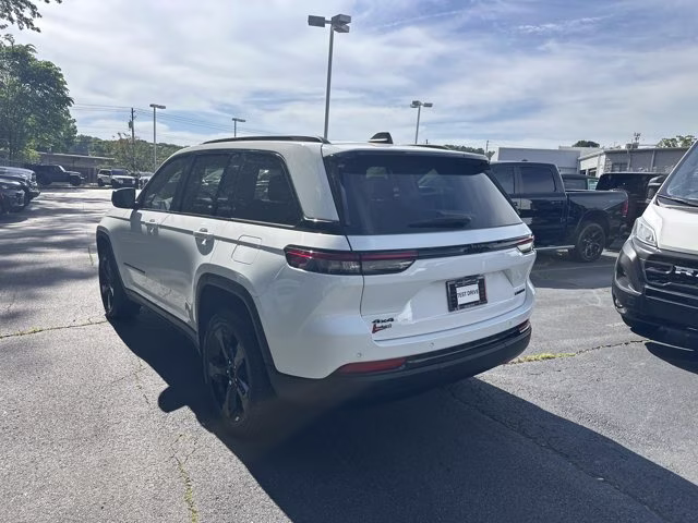 2024 Bright White Clearcoat Jeep Grand Cherokee Limited 4X4 SUV
