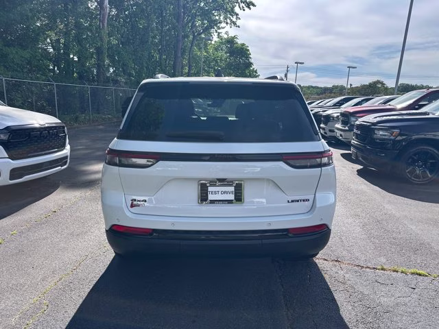 2024 Bright White Clearcoat Jeep Grand Cherokee Limited 4X4 SUV