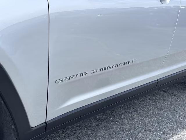 2022 Silver Zynith Jeep Grand Cherokee L Limited RWD SUV