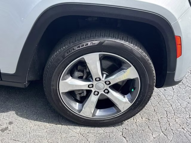 2022 Silver Zynith Jeep Grand Cherokee L Limited RWD SUV